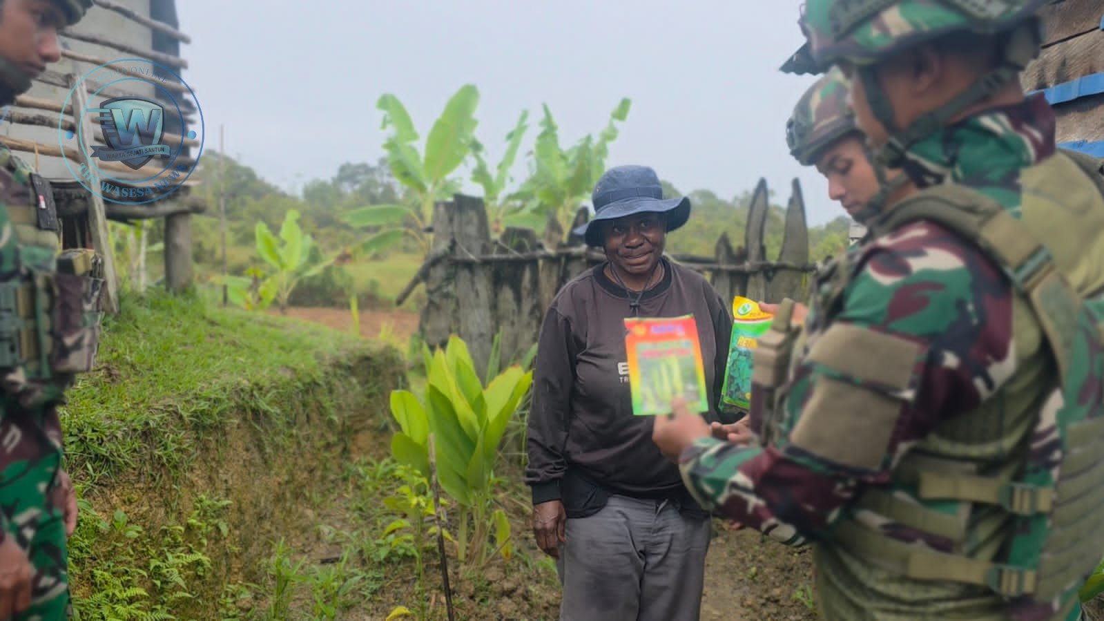 Satgas Pamtas Yonif 521 DY Perkuat Ketahanan Pangan Papua Pegunungan Bagikan Bibit Pertanian di Distrik Eragayam. - thewasesanews.com