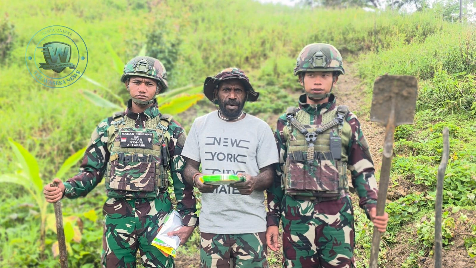 Satgas Pamtas Yonif 521 DY Perkuat Ketahanan Pangan Papua Pegunungan Bagikan Bibit Pertanian di Distrik Eragayam. - thewasesanews.com