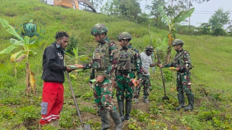 Satgas Pamtas Yonif 521 DY Perkuat Ketahanan Pangan Papua Pegunungan Bagikan Bibit Pertanian di Distrik Eragayam. - thewasesanews.com