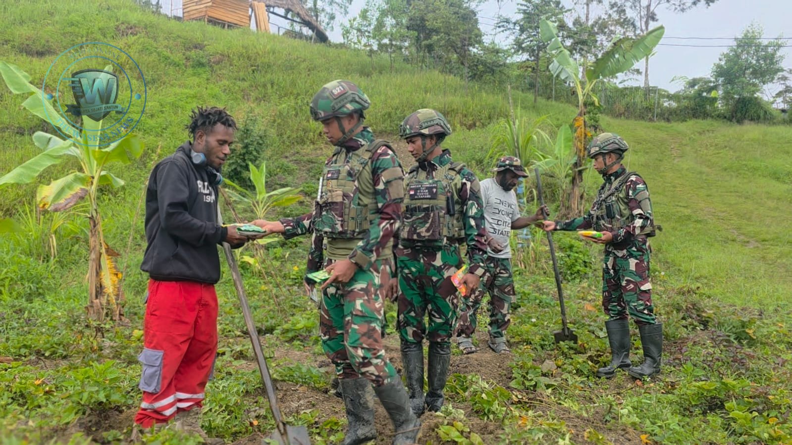 Satgas Pamtas Yonif 521 DY Perkuat Ketahanan Pangan Papua Pegunungan Bagikan Bibit Pertanian di Distrik Eragayam. - thewasesanews.com