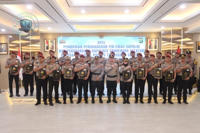 Kapolri Berikan PIN Emas hingga Perunggu bagi 36 Personel Polres Tangsel Atas Keberhasilan Ungkap Kasus di Rumah Mantan Menkeu. - thewasesanews.com