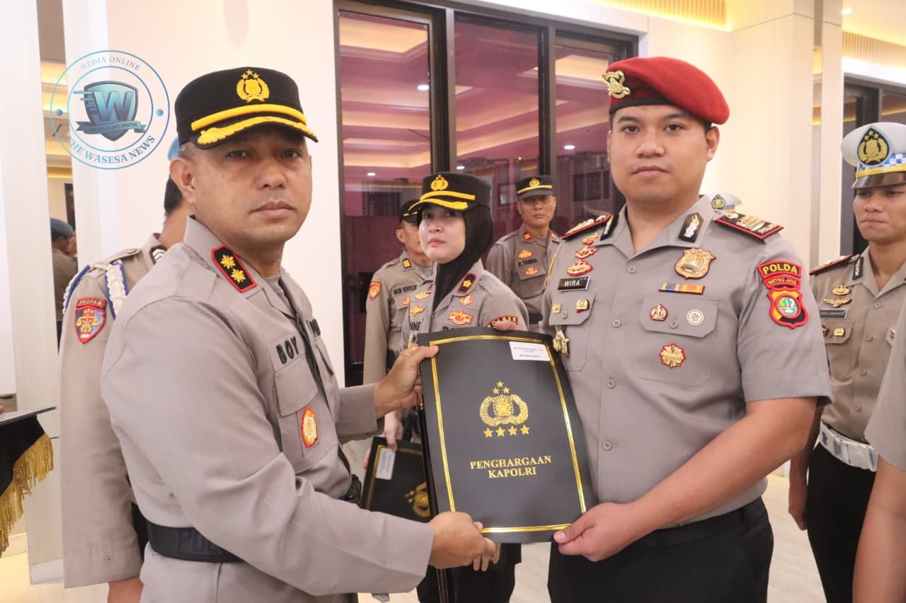 Kapolri Berikan PIN Emas hingga Perunggu bagi 36 Personel Polres Tangsel Atas Keberhasilan Ungkap Kasus di Rumah Mantan Pejabat Tinggi. - thewasesanews.com