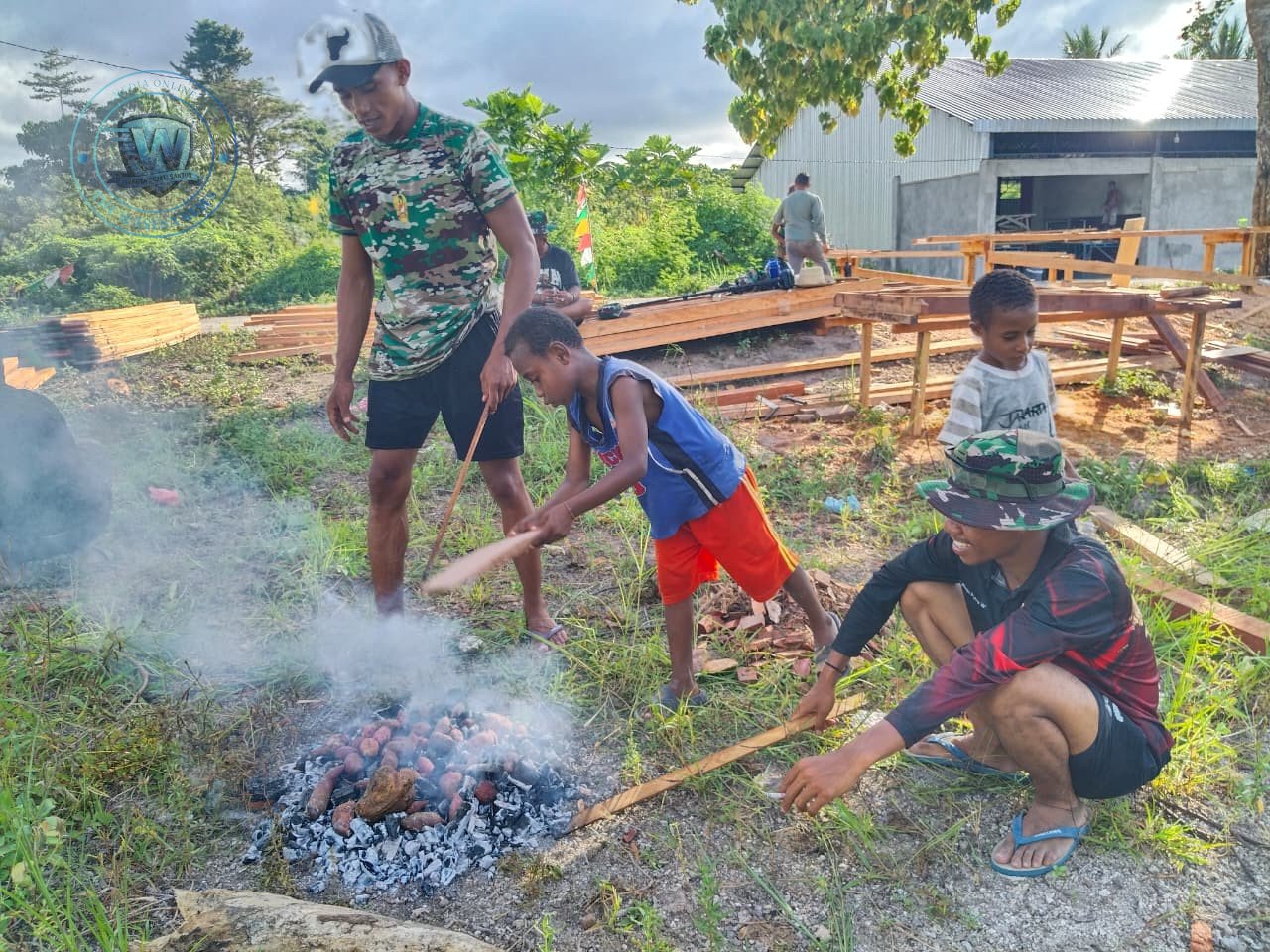 Sisi Humanis TMMD 128 Kodim 1801 Manokwari Bakar Singkong dan Cengkrama dengan Warga Tanah Rubuh. - thewasesanews.com