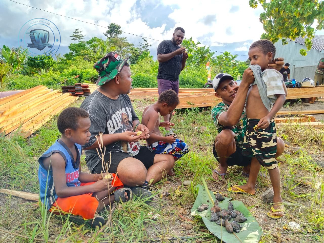 Sisi Humanis TMMD 128 Kodim 1801 Manokwari Bakar Singkong dan Cengkrama dengan Warga Tanah Rubuh. - thewasesanews.com