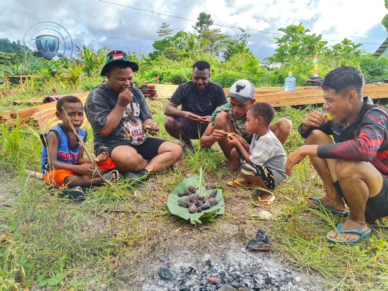 Sisi Humanis TMMD 128 Kodim 1801 Manokwari Bakar Singkong dan Cengkrama dengan Warga Tanah Rubuh. - thewasesanews.com