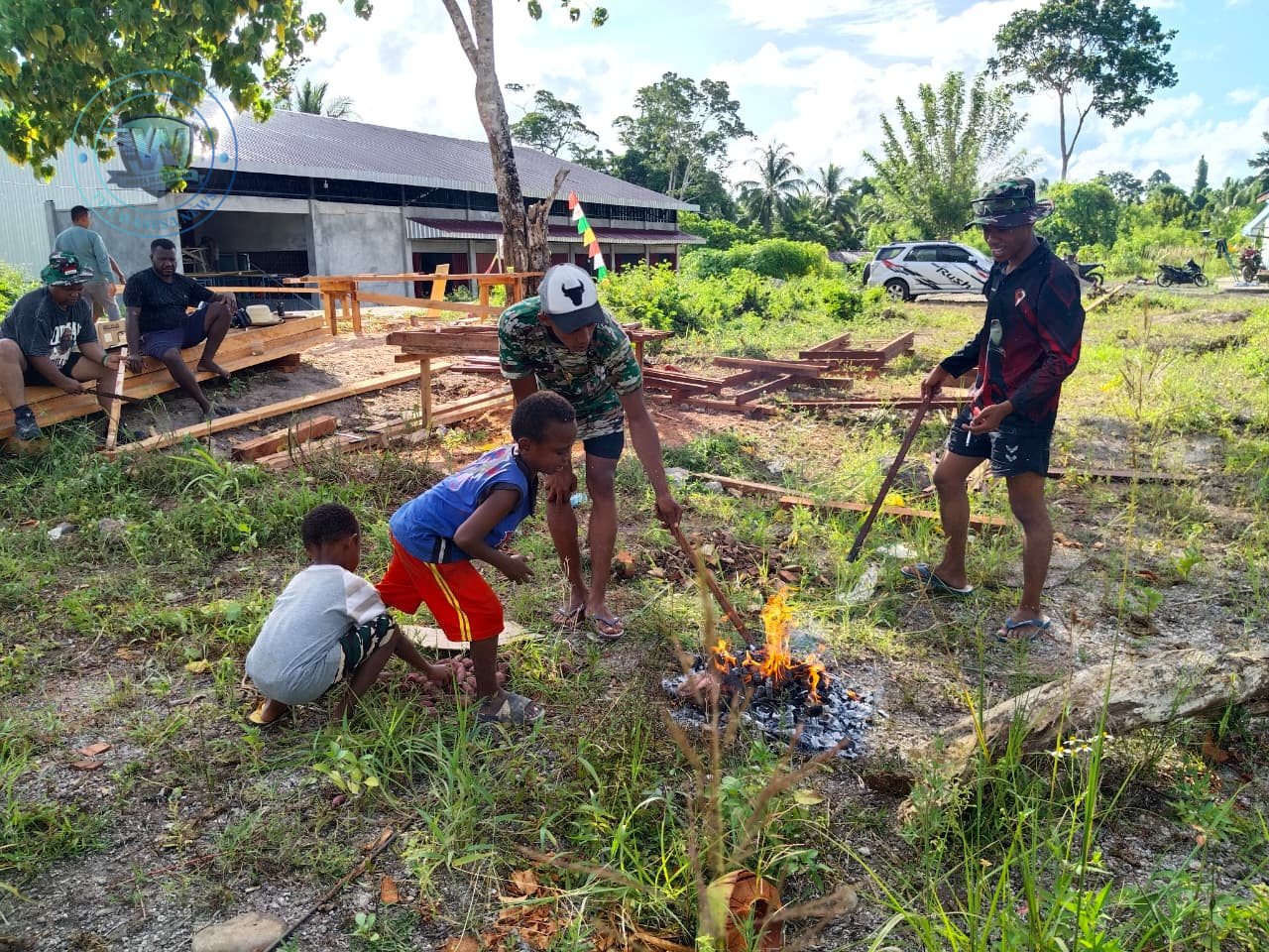 Sisi Humanis TMMD 128 Kodim 1801 Manokwari Bakar Singkong dan Cengkrama dengan Warga Tanah Rubuh. - thewasesanews.com