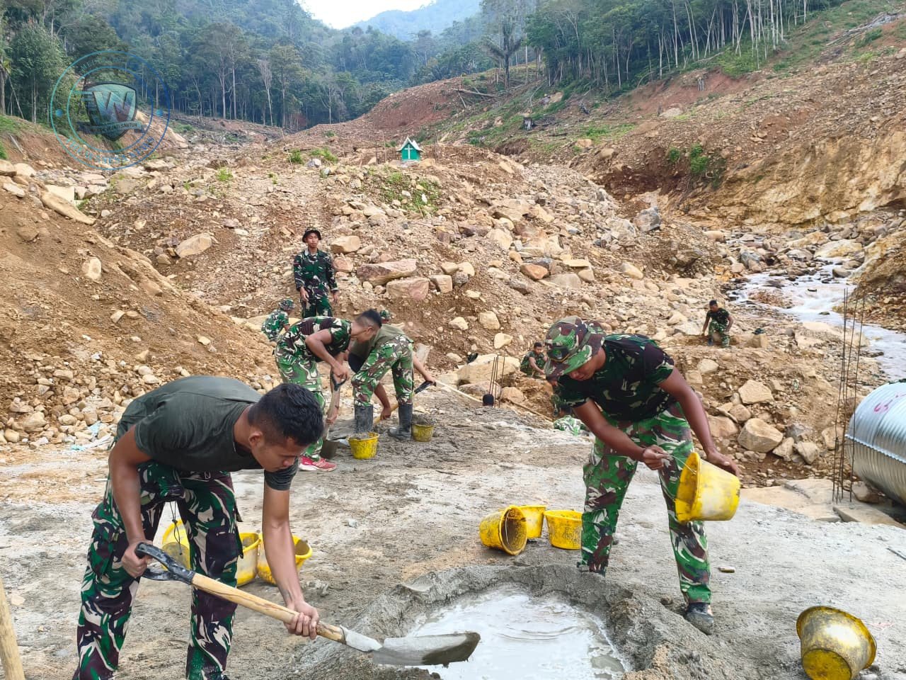 Sinergi TNI dan Rakyat Bangun Jembatan Aramco Desa Bair. - thewasesanews.com