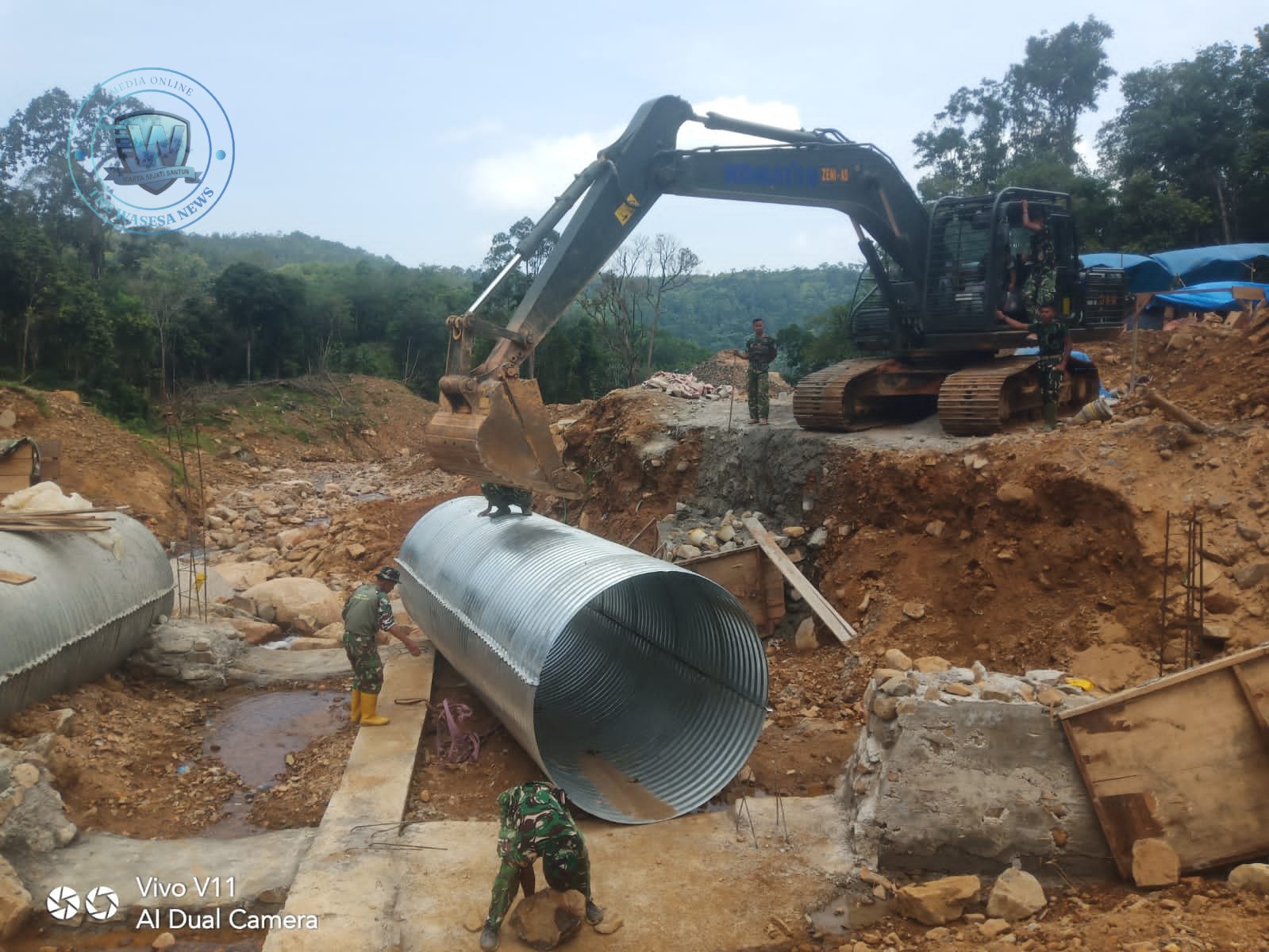 Sinergi TNI dan Rakyat Bangun Jembatan Aramco Desa Bair. - thewasesanews.com