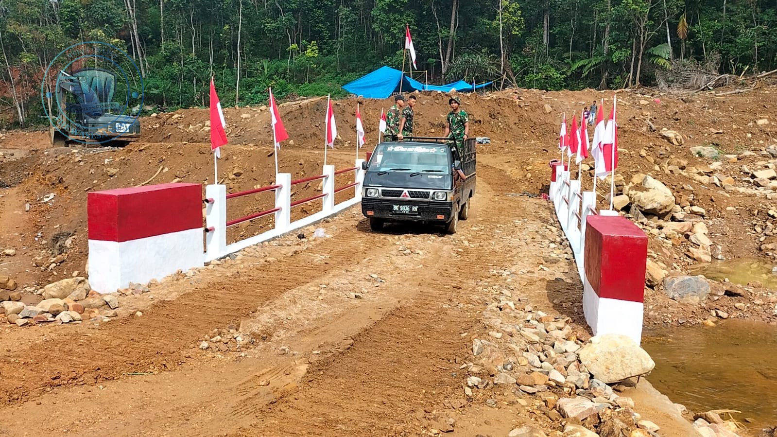 Sinergi TNI dan Rakyat Bangun Jembatan Aramco Desa Bair. - thewasesanews.com