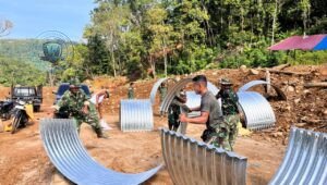Sinergi TNI dan Rakyat Bangun Jembatan Aramco Desa Bair. - thewasesanews.com
