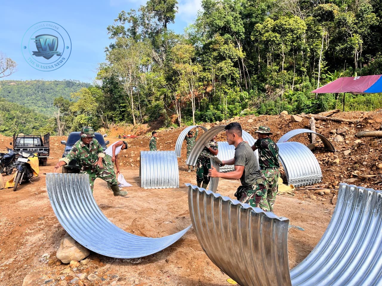 Sinergi TNI dan Rakyat Bangun Jembatan Aramco Desa Bair. - thewasesanews.com