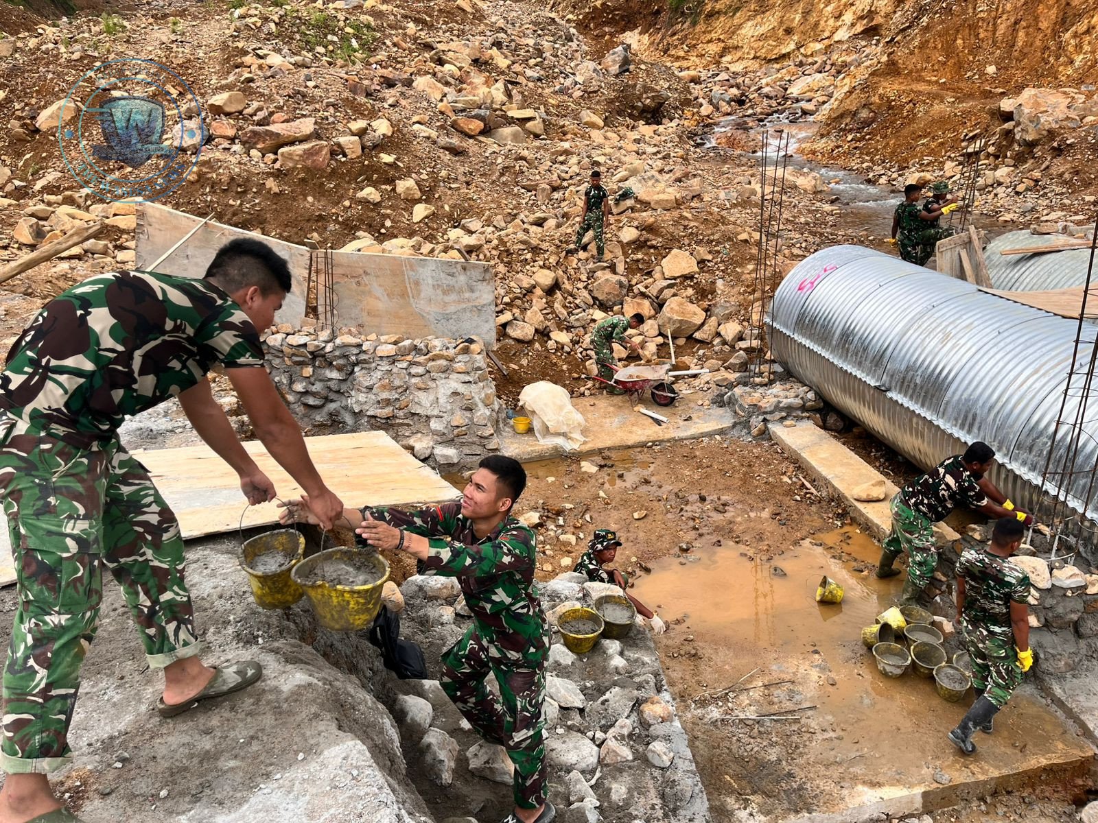 Sinergi TNI dan Rakyat Bangun Jembatan Aramco Desa Bair. - thewasesanews.com