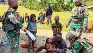 Prajurit Satgas Yonif 743/PSY memberikan pertolongan pertama pada anak korban penembakan OPM di Distrik Sinak Puncak Papua sebelum dievakuasi ke RS Mulia. - thewasesanews.com