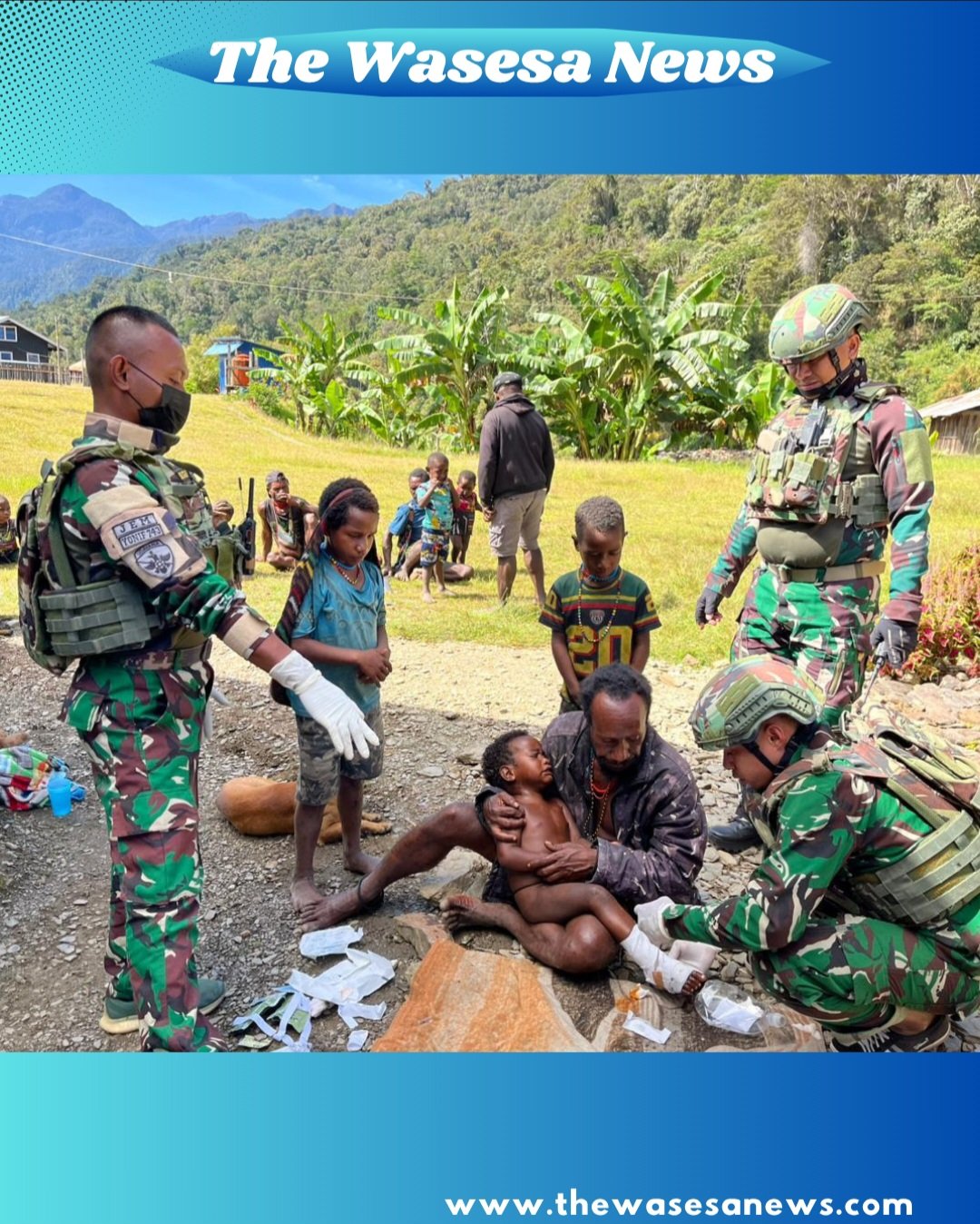 Prajurit Satgas Yonif 743/PSY memberikan pertolongan pertama pada anak korban penembakan OPM di Distrik Sinak Puncak Papua sebelum dievakuasi ke RS Mulia. - thewasesanews.com