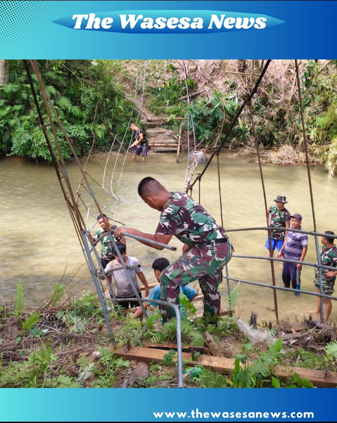 Personel Kodim 0212/TS bersama warga membangun jembatan gantung sepanjang 33 meter di Desa Parupuk Julu. - thewasesanews.com