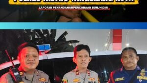 Detik-detik petugas Polres Metro Tangerang Kota melakukan negosiasi penyelamatan pria yang hendak melompat dari Jembatan Cisadane. - thewasesanews.com