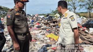 Petugas DLHK dan Satpol PP Kabupaten Tangerang saat memasang garis segel di depan tumpukan sampah pengelola swasta di Desa Kramat Pakuhaji setelah demo warga. - thewasesanews.com