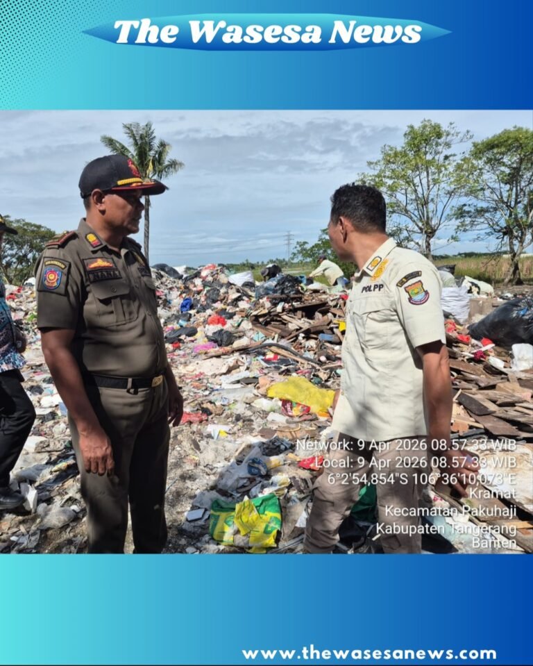 Petugas DLHK dan Satpol PP Kabupaten Tangerang saat memasang garis segel di depan tumpukan sampah pengelola swasta di Desa Kramat Pakuhaji setelah demo warga. - thewasesanews.com