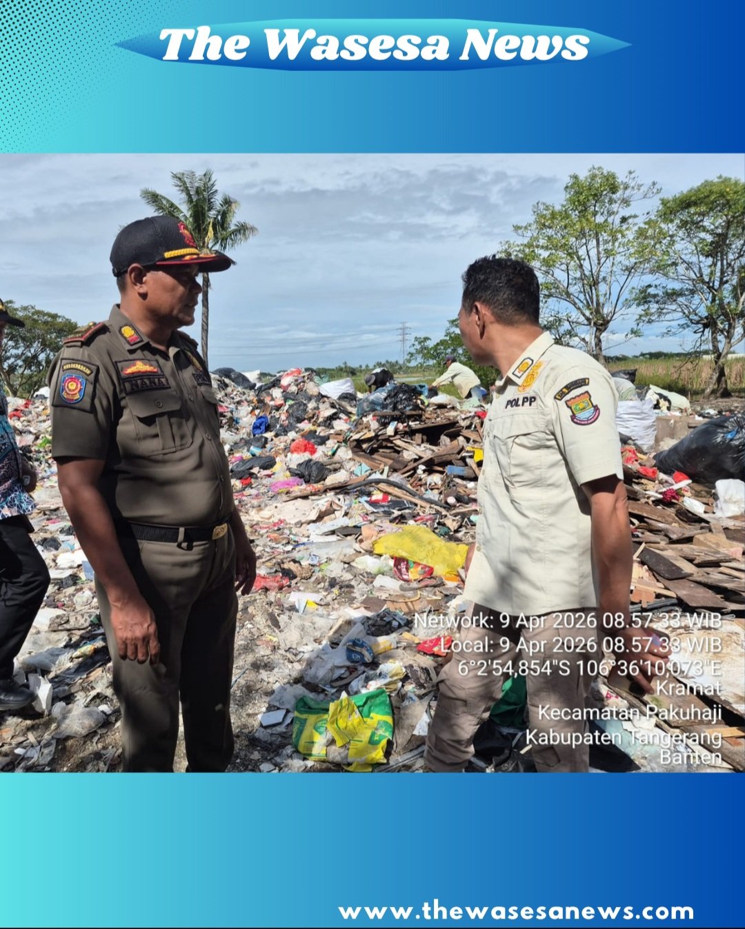 Petugas DLHK dan Satpol PP Kabupaten Tangerang saat memasang garis segel di depan tumpukan sampah pengelola swasta di Desa Kramat Pakuhaji setelah demo warga. - thewasesanews.com
