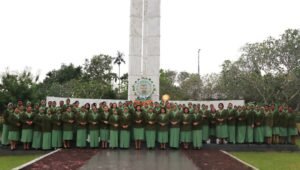 Ketua Persit KCK Daerah XVIII/Kasuari Ny. Mevi Christian Tehuteru saat meletakkan karangan bunga di TMP Trikora Manokwari. - thewasesanews.com
