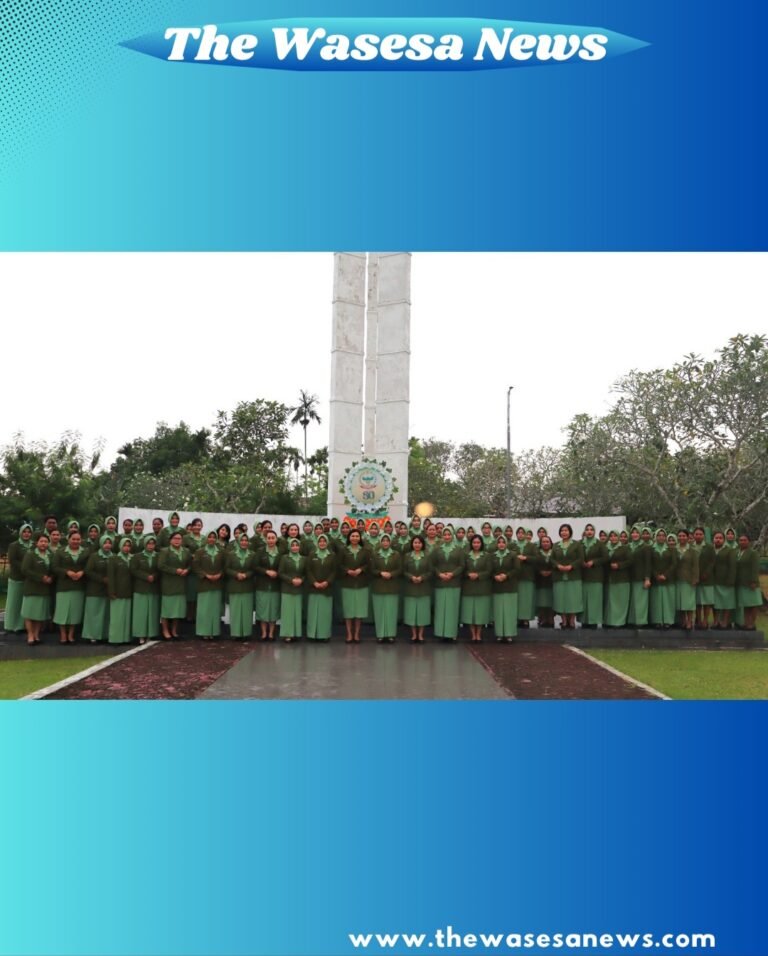 Ketua Persit KCK Daerah XVIII/Kasuari Ny. Mevi Christian Tehuteru saat meletakkan karangan bunga di TMP Trikora Manokwari. - thewasesanews.com