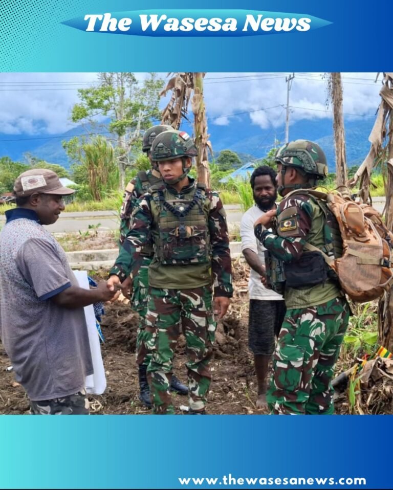 Satgas Yonif 521/DY Bantu Petani siapkan lahan pertanian di Kobakma. - thewasesanews.com