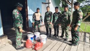 Personel Satgas Yonif 123/Rajawali bersama warga Kampung Binam saat mengecat dan membersihkan gereja di Distrik Suator, Asmat. - thewasesanews.com