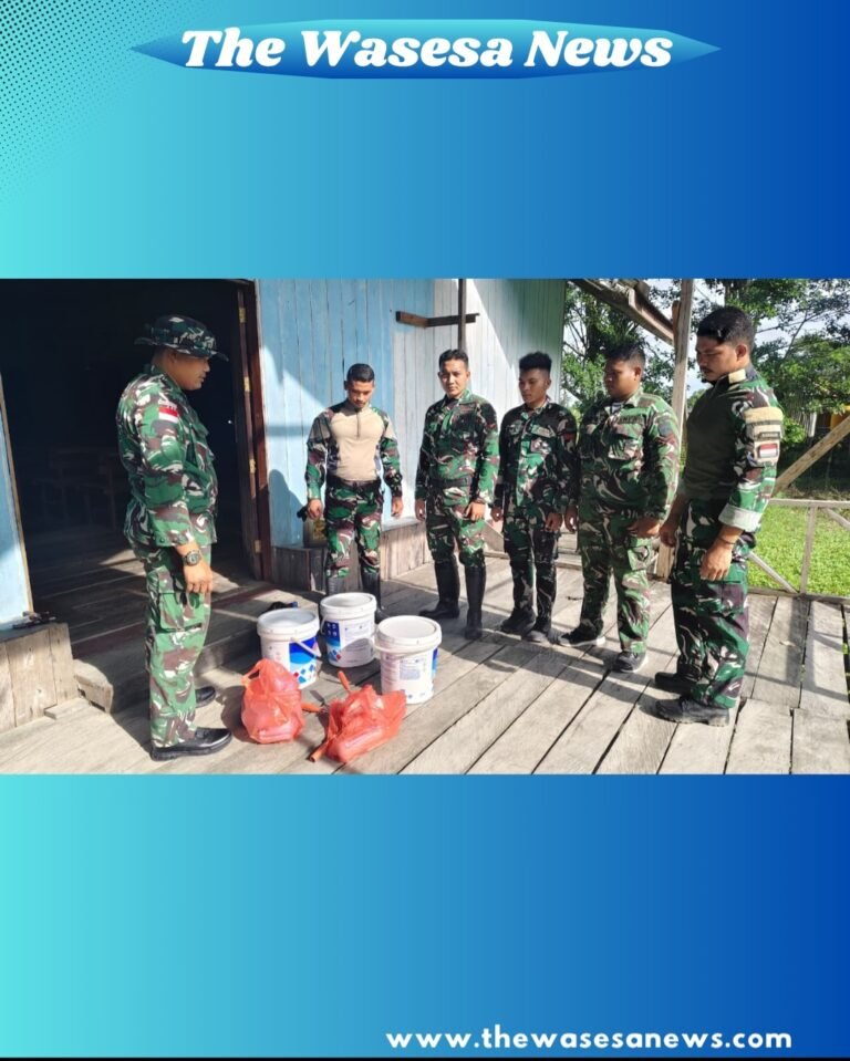 Personel Satgas Yonif 123/Rajawali bersama warga Kampung Binam saat mengecat dan membersihkan gereja di Distrik Suator, Asmat. - thewasesanews.com