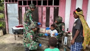 Personel tenaga medis Satgas Yonif 521/DY saat memberikan pemeriksaan kesehatan dan vitamin kepada warga Kampung Muaranawa di Distrik Airu, Kabupaten Jayapura. - thewasesanews.com