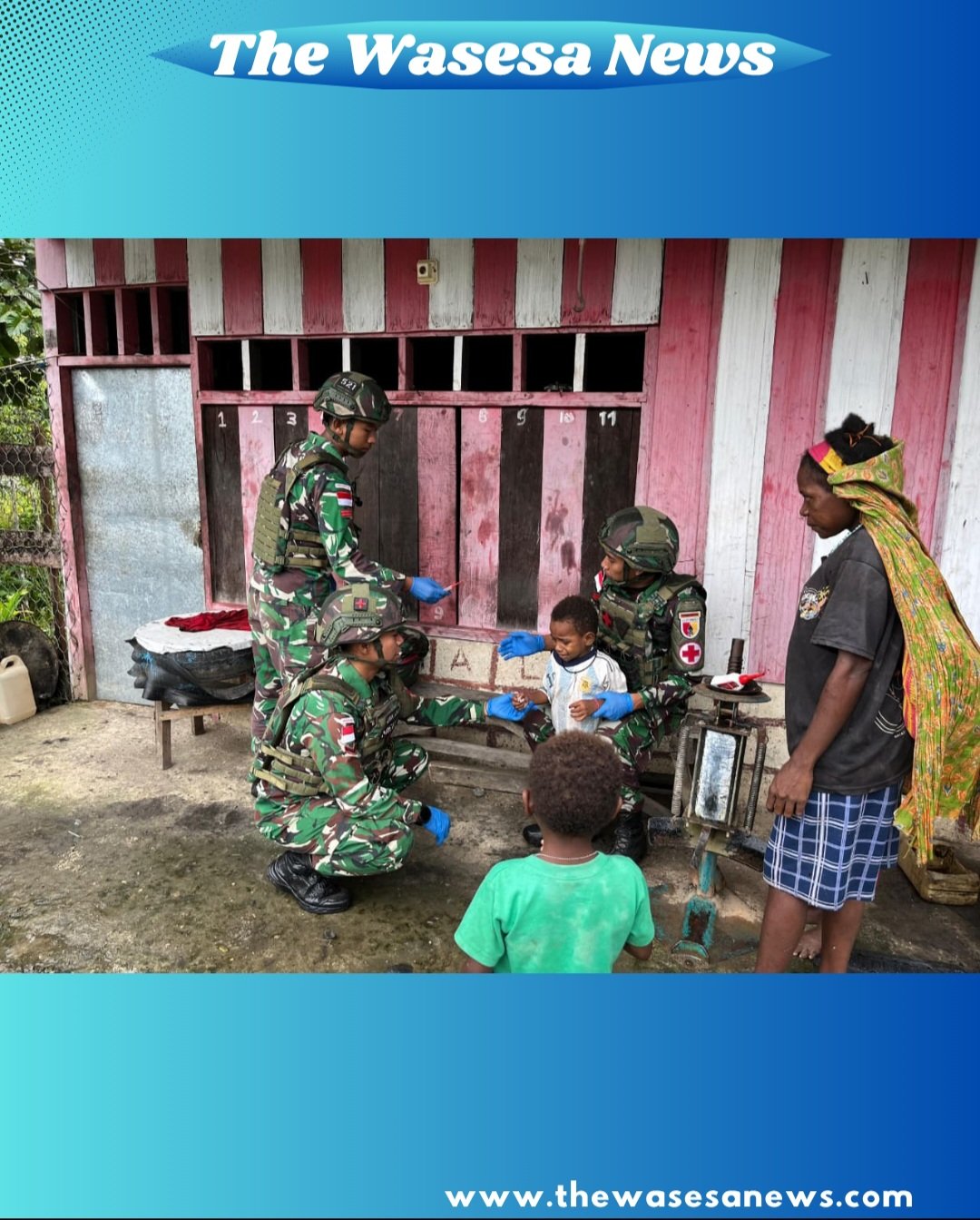 Personel tenaga medis Satgas Yonif 521/DY saat memberikan pemeriksaan kesehatan dan vitamin kepada warga Kampung Muaranawa di Distrik Airu, Kabupaten Jayapura. - thewasesanews.com