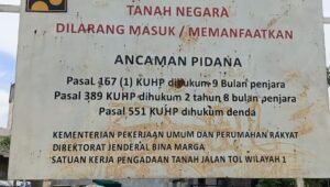 Kondisi tumpukan sampah di TPS Liar Jurumudi Tangerang yang berada di lahan milik PUPR dan dikeluhkan warga sekitar. - thewasesanews.com