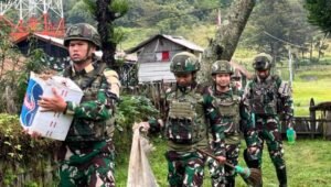 Prajurit Satgas Yonif 521/DY bersama anak-anak dan warga bergotong royong membersihkan rumput liar di jalan utama Kampung Bolakme Papua Pegunungan pada 10 April 2026. - thewasesanews.com