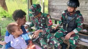 Personel Satgas Yonif 123/Rajawali bersama tenaga medis Puskesmas Wonggi saat memberikan materi penyuluhan pola hidup sehat kepada warga di Pos Wonggi perbatasan RI-PNG pada 10 April 2026. - thewasesanews.com