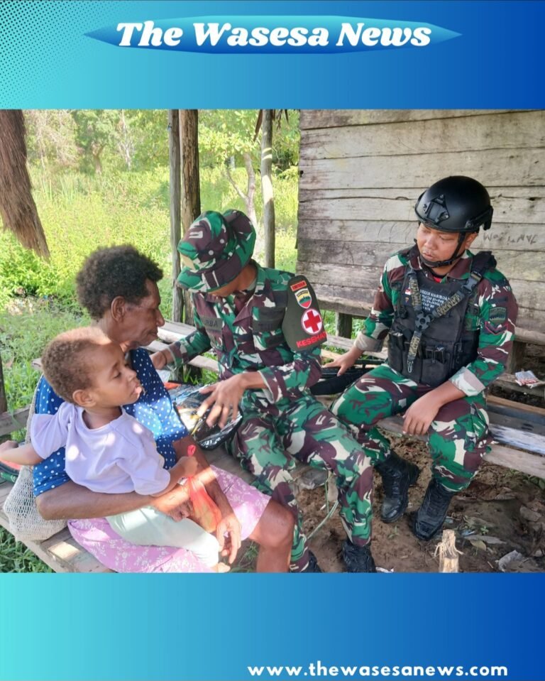 Personel Satgas Yonif 123/Rajawali bersama tenaga medis Puskesmas Wonggi saat memberikan materi penyuluhan pola hidup sehat kepada warga di Pos Wonggi perbatasan RI-PNG pada 10 April 2026. - thewasesanews.com