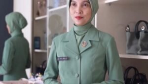 Ny. Zuhria Novianty dari Orange Handmade UMKM Persit Sintelad memamerkan koleksi Earth Series. - thewasesanews.com