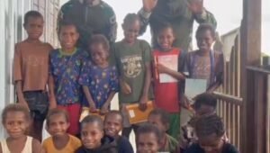 Prajurit Satgas Yonif 123/Rajawali saat mengajar baca tulis anak-anak di Kampung Mabul Asmat. - thewasesanews.com