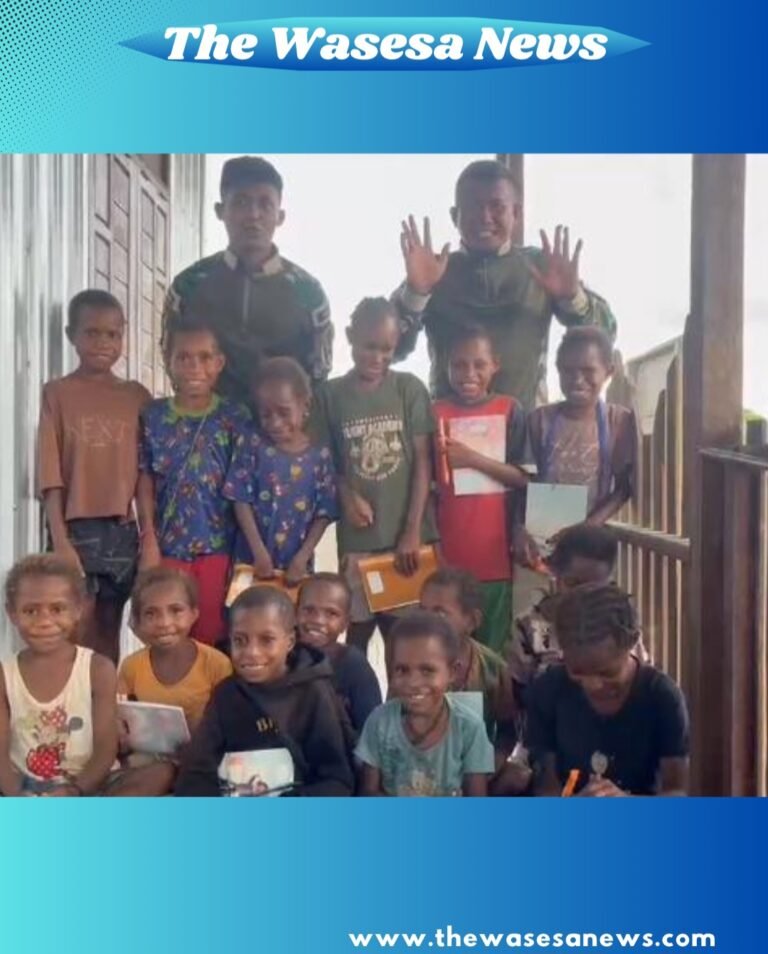 Prajurit Satgas Yonif 123/Rajawali saat mengajar baca tulis anak-anak di Kampung Mabul Asmat. - thewasesanews.com