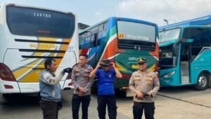 Kasat Polair Polresta Tangerang saat melakukan pengecekan teknis helipad di Cikupa jelang kunjungan Kapolri. - thewasesanews.com