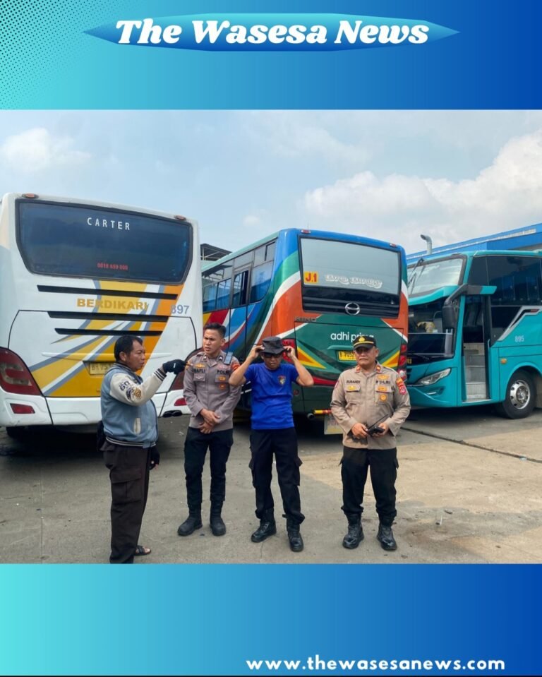 Kasat Polair Polresta Tangerang saat melakukan pengecekan teknis helipad di Cikupa jelang kunjungan Kapolri. - thewasesanews.com