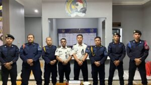 Petugas Rutan Ambon saat melakukan penggeledahan kamar hunian di Blok Edelweis guna memastikan nihil narkoba dan HP. - thewasesanews com