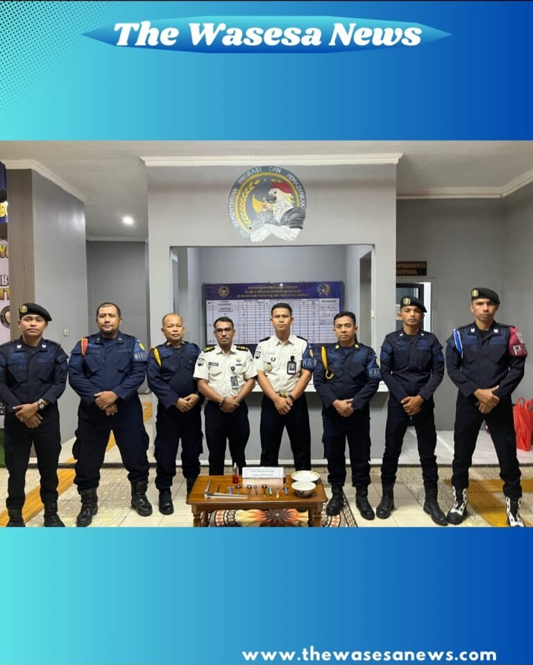 Petugas Rutan Ambon saat melakukan penggeledahan kamar hunian di Blok Edelweis guna memastikan nihil narkoba dan HP. - thewasesanews com