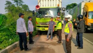 Personel Unit Lantas Polsek Neglasari Iptu Agung PD saat memberikan teguran humanis kepada pengendara yang parkir liar di Jalan Buroq Tangerang. - thewasesanews.com