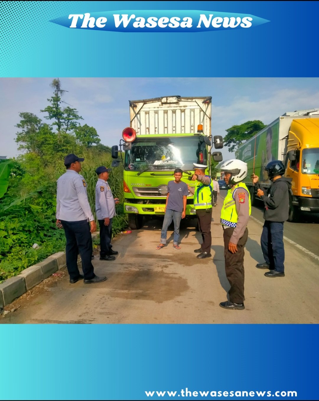 Personel Unit Lantas Polsek Neglasari Iptu Agung PD saat memberikan teguran humanis kepada pengendara yang parkir liar di Jalan Buroq Tangerang. - thewasesanews.com
