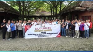 Kapolresta Tangerang Kombes Pol Andi Muhammad Indra saat berdialog santai dengan pimpinan serikat buruh dan Apindo di Tigaraksa. - thewasesanews.com
