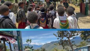 Prajurit Satgas Yonif 521/DY membagikan buku bacaan kepada anak-anak sekolah di Distrik Napua Papua Pegunungan guna tingkatkan literasi. - thewasesanews.com