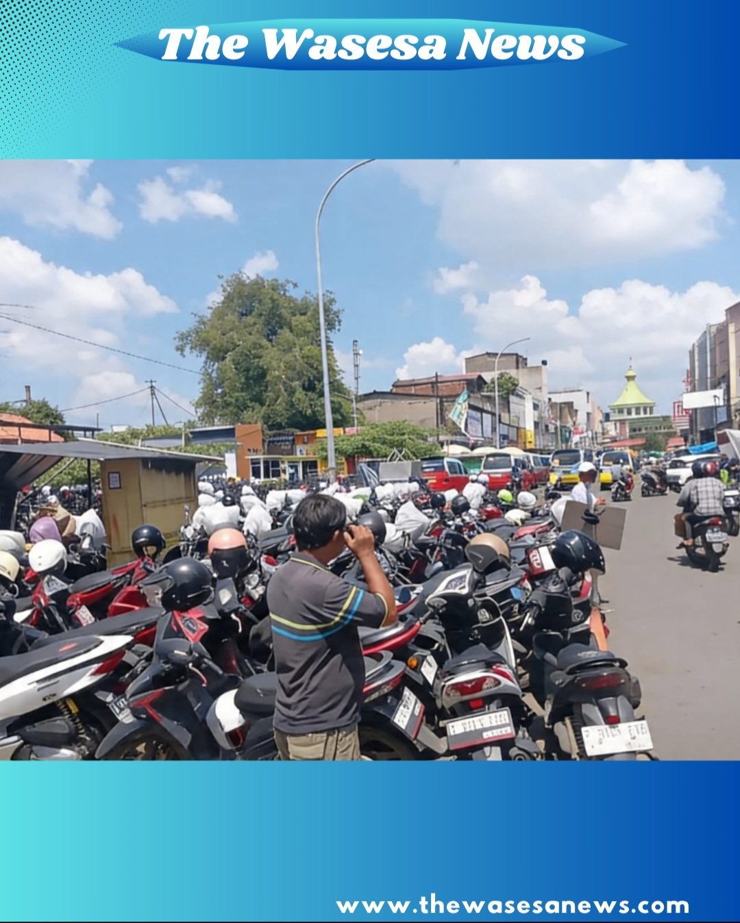 Suasana parkir liar di sekitar Masjid Al-Azhom dan Stasiun Tangerang yang diduga tidak memberikan kontribusi PAD dan dikuasai oknum. - thewasesanews.com