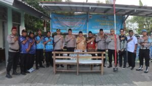 Kapolres Metro Tangerang Kota Kombes Pol Zain Dwi Nugroho saat berdialog santai dengan warga Neglasari dalam acara Ngopi Kamtibmas. - thewasesanews.com