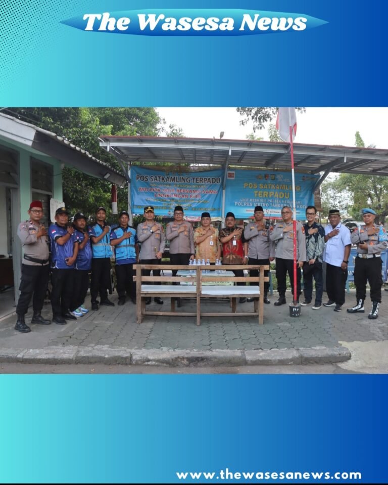 Kapolres Metro Tangerang Kota Kombes Pol Zain Dwi Nugroho saat berdialog santai dengan warga Neglasari dalam acara Ngopi Kamtibmas. - thewasesanews.com