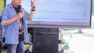 Bupati Halmahera Tengah Ikram Malan Sangadji saat memimpin Musrenbang RKPD 2027 bersama jajaran OPD di Desa Banemo. - thewasesanews.com