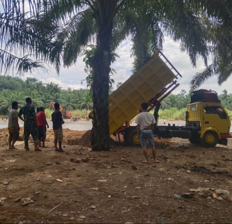Personel Koramil 09/Sosa Kodim 0212/TS bersama warga Desa Parapat melakukan pengecoran pondasi jembatan gantung di Kecamatan Ulu Sosa. - thewasesanews.com